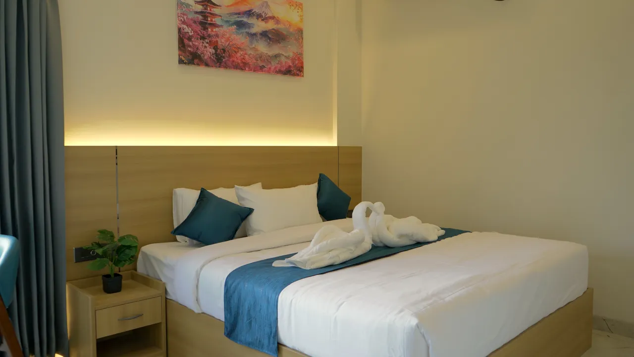 Premium King Partial Lake View Room - Photo 1