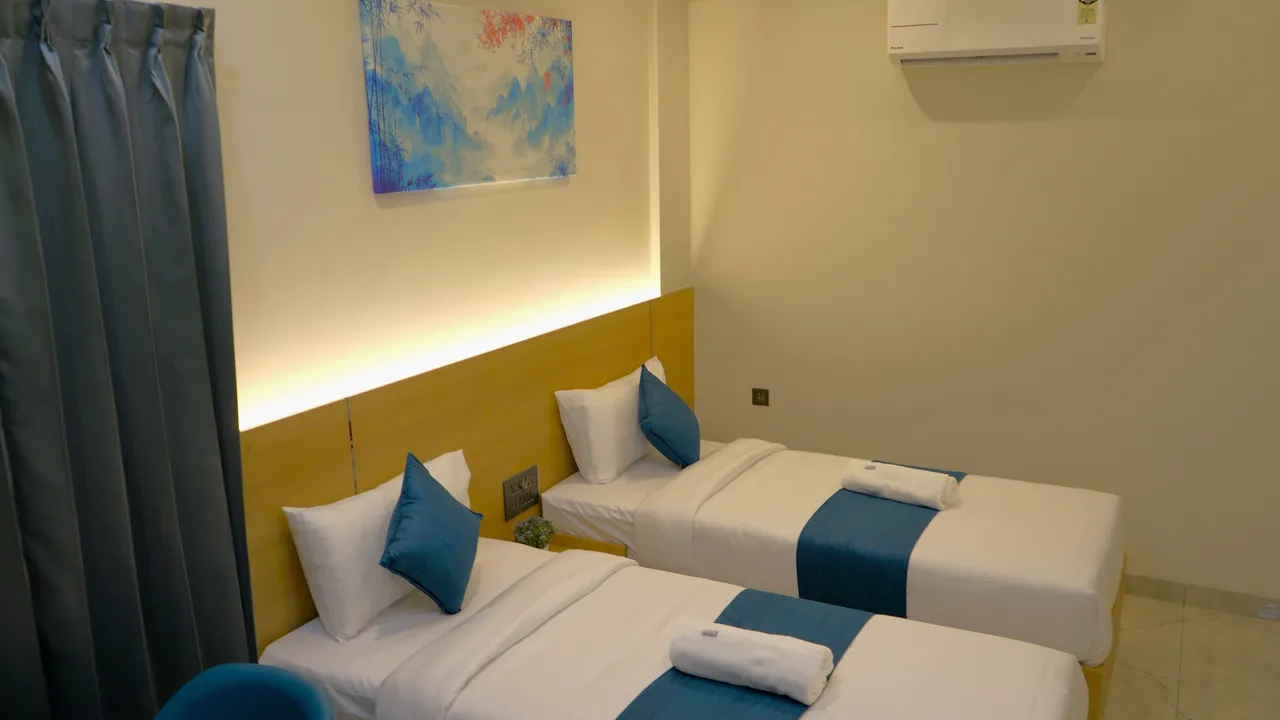 Deluxe Twin Partial Lake View Room - Photo 1